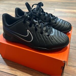 { nike} Kids' JR Legend 10 Club Turf Soccer Cleats, 3.5y